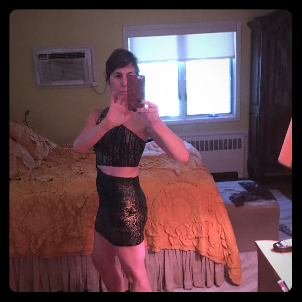 Issue New York cut out one shoulder gold/blk dress